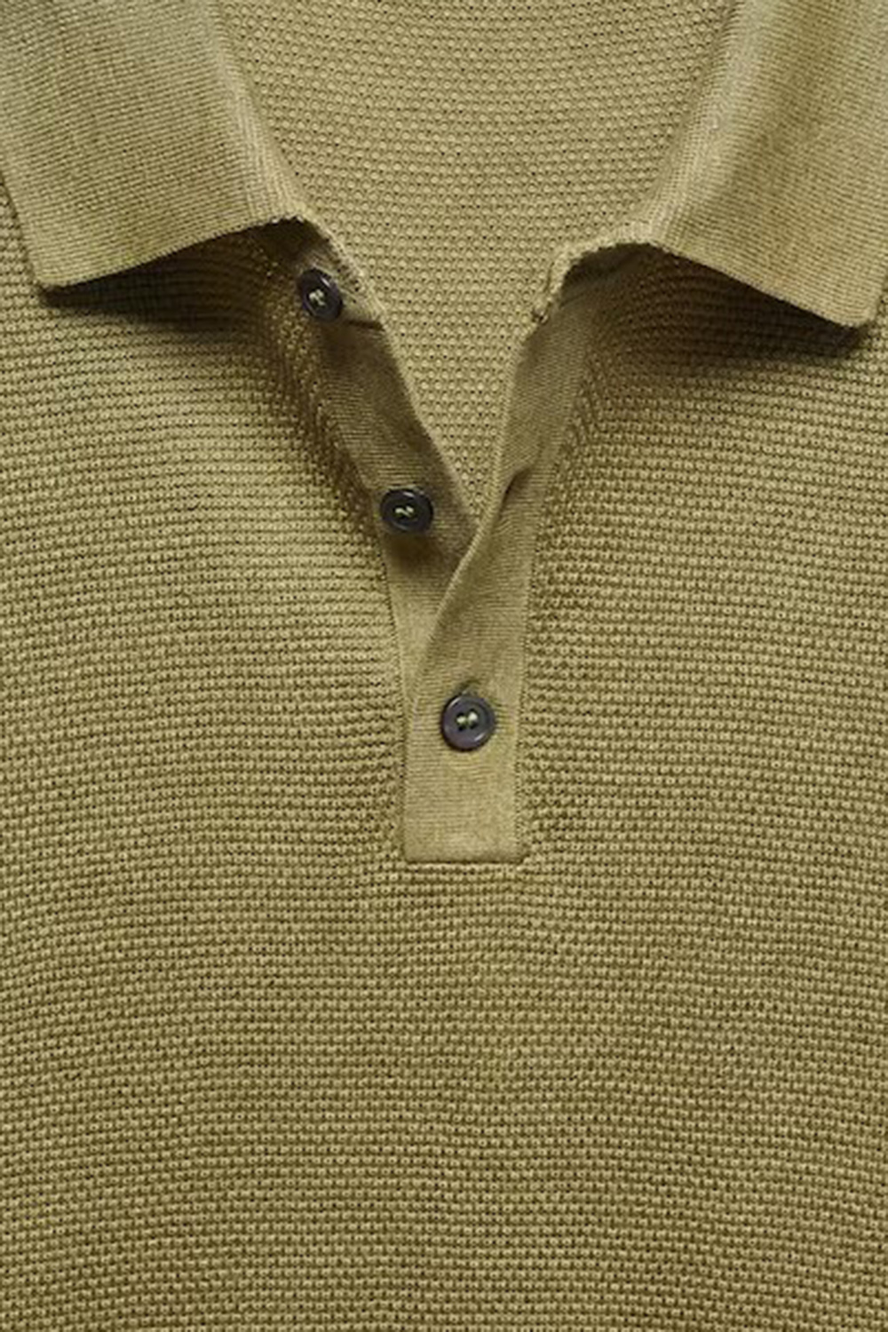 Buttoned micro-structure knitted polo shirt