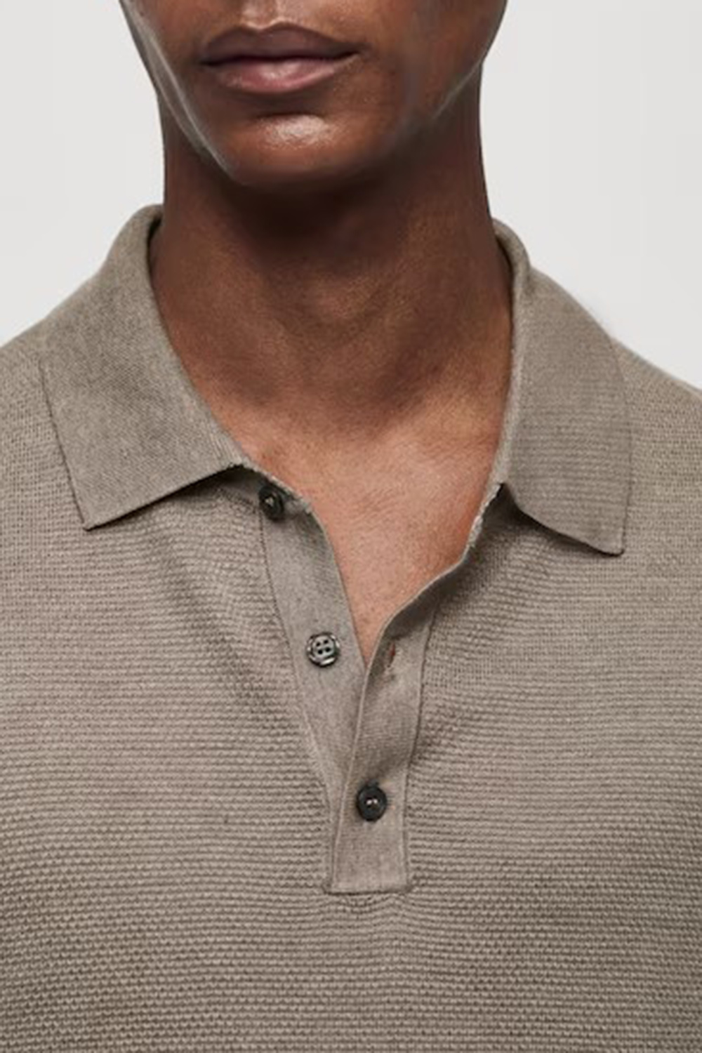 Buttoned micro-structure knitted polo shirt