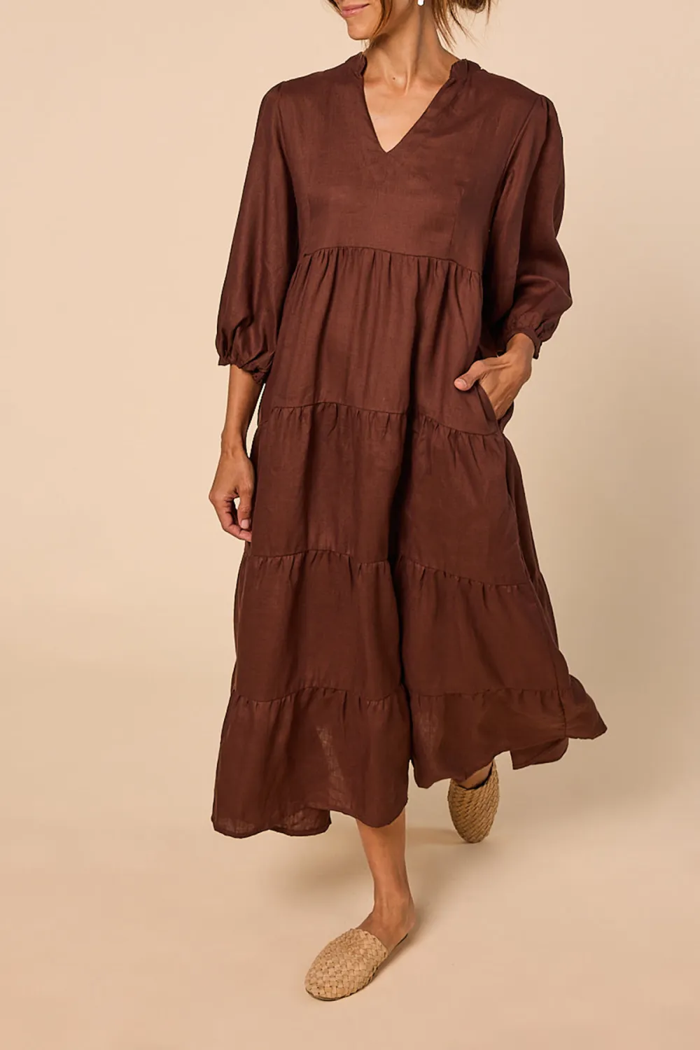 Sabre Linen V-Neck Dress in Raisin