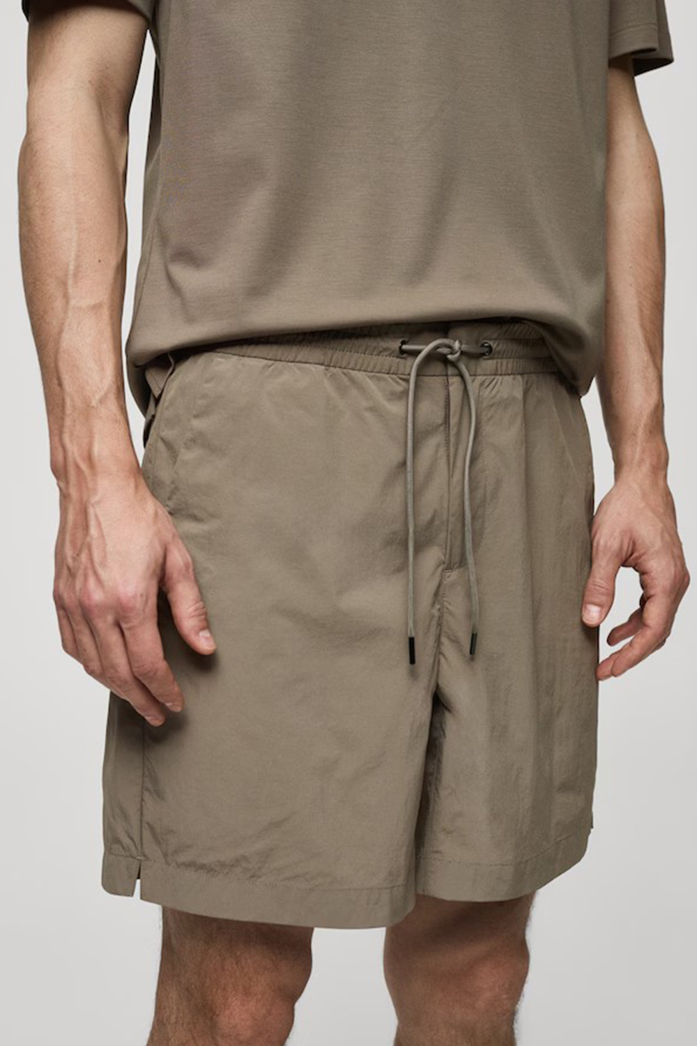 Water-repellent bermuda shorts with drawstring