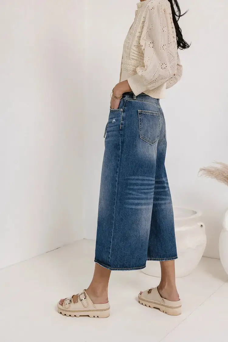 BRUCE CULOTTES IN MEDIUM WASH