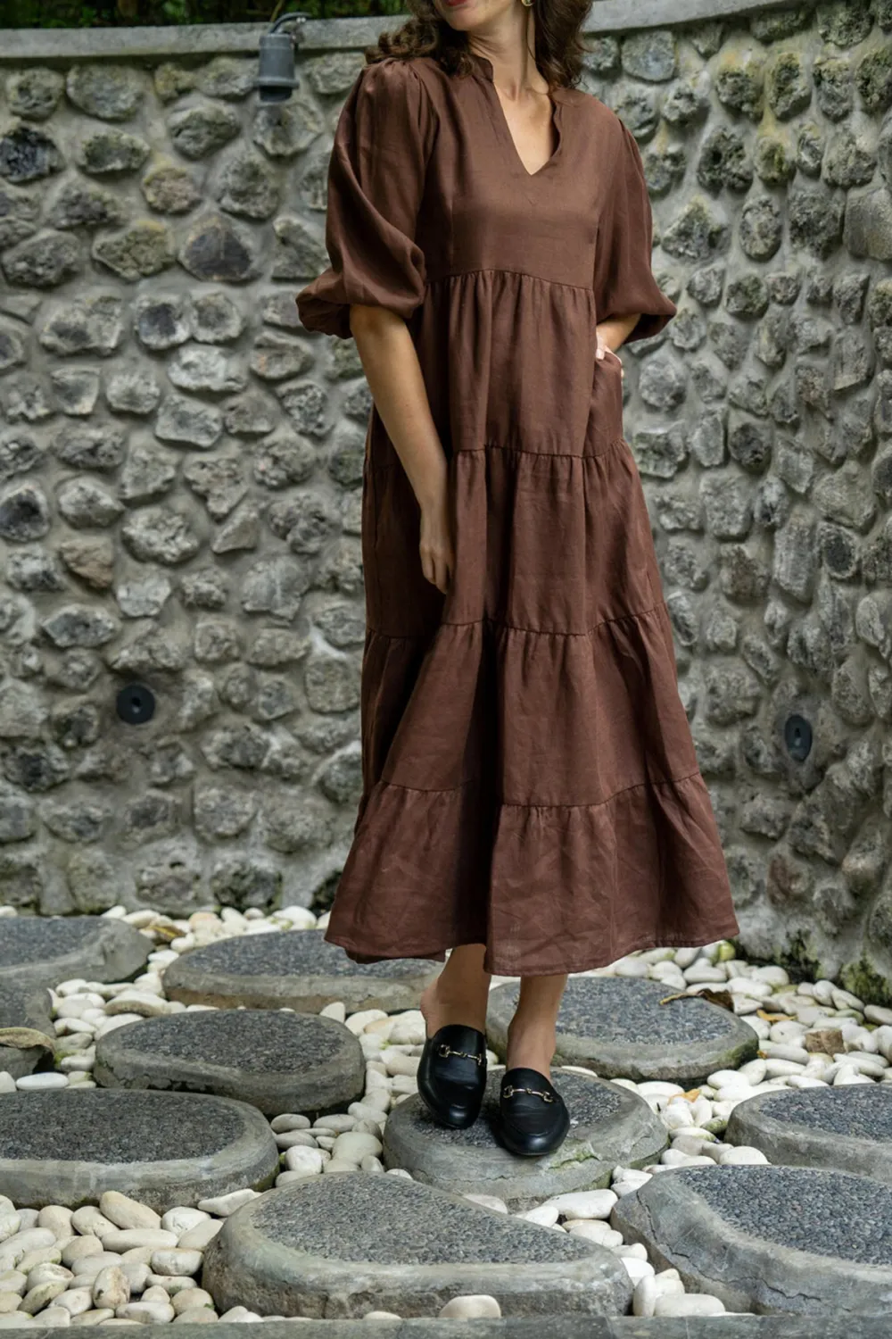 Sabre Linen V-Neck Dress in Raisin