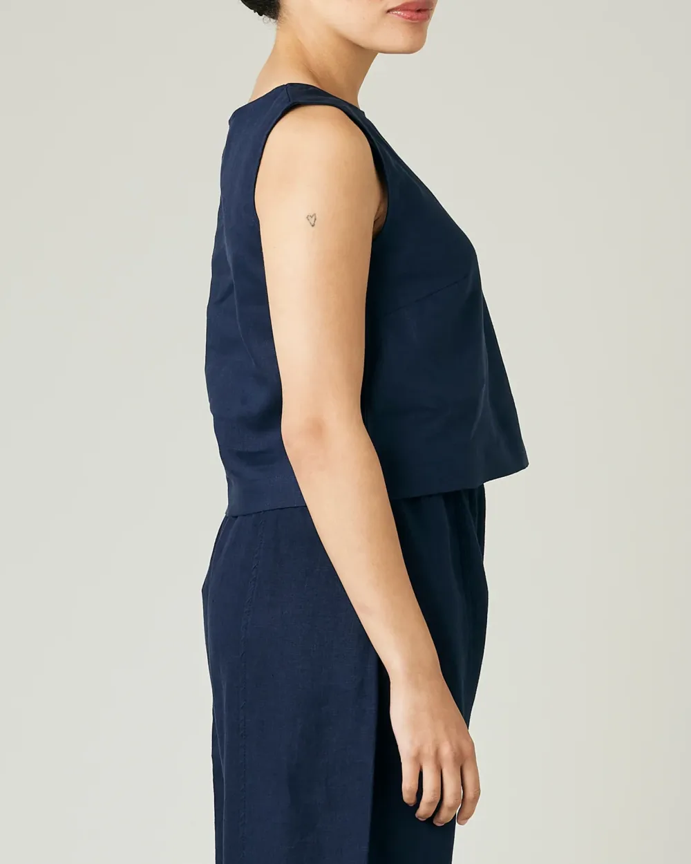 NAVY LINEN TOP