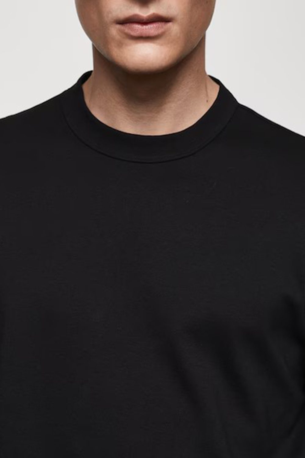 Light Fabric Long-Sleeved T-Shirt